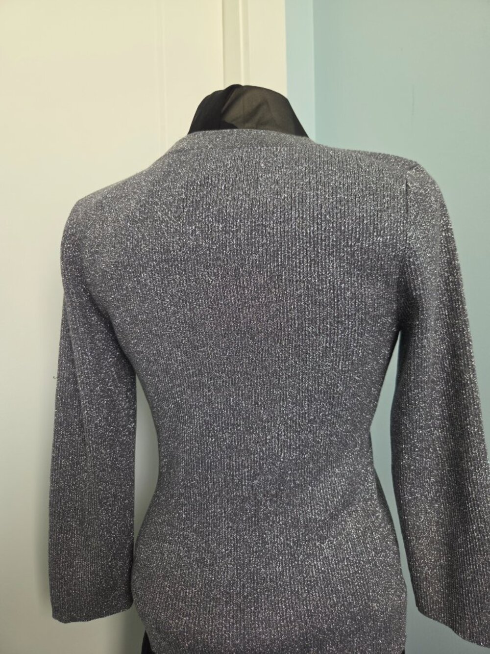 CABLE & GAUGE METALLIC AND GRAY SILK KNIT V NECK, SIZE M-L, 3/4 SLEEVE. - Picture 3 of 7